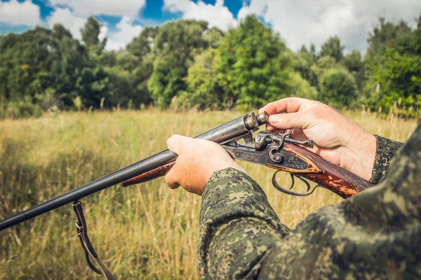 Jägare Med Pistol Stäppen — Stockfoto