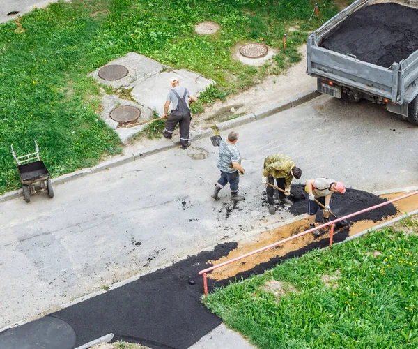 Trabajadores Reparan Asfalto Ciudad Imagen de archivo