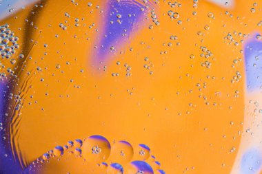 Su balonu petrol arka planda