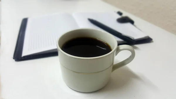 Tasse Kaffee Stift Und Notizbuch Auf Holzgrund — Stockfoto