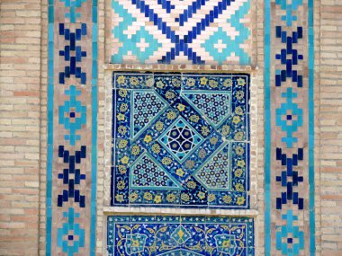        Taşkent, Özbekistan - 3 Mart 2019: Özbekistan 'ın Taşkent kentindeki yıldız, çiçek ve geometrik İslami desenlerle süslenmiş Barakhan Madrasah' ın duvarındaki jöleli fayans