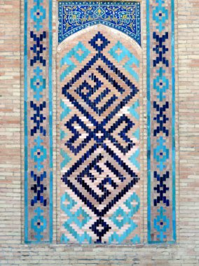        Taşkent, Özbekistan - 3 Mart 2019: Özbekistan 'ın Taşkent kentindeki yıldız, çiçek ve geometrik İslami desenlerle süslenmiş Barakhan Madrasah' ın duvarındaki jöleli fayans