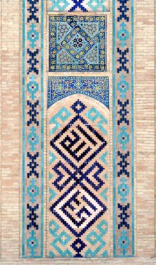        Taşkent, Özbekistan - 3 Mart 2019: Özbekistan 'ın Taşkent kentindeki yıldız, çiçek ve geometrik İslami desenlerle süslenmiş Barakhan Madrasah' ın duvarındaki jöleli fayans