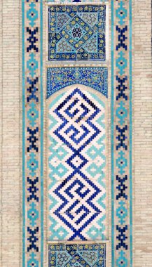        Taşkent, Özbekistan - 3 Mart 2019: Özbekistan 'ın Taşkent kentindeki yıldız, çiçek ve geometrik İslami desenlerle süslenmiş Barakhan Madrasah' ın duvarındaki jöleli fayans