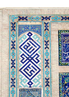        Taşkent, Özbekistan - 3 Mart 2019: Özbekistan 'ın Taşkent kentindeki yıldız, çiçek ve geometrik İslami desenlerle süslenmiş Barakhan Madrasah' ın duvarındaki jöleli fayans