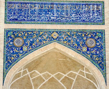        Taşkent, Özbekistan - 3 Mart 2019: Özbekistan 'ın Taşkent kentindeki yıldız, çiçek ve geometrik İslami desenlerle süslenmiş Barakhan Madrasah' ın duvarındaki jöleli fayans