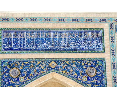        Taşkent, Özbekistan - 3 Mart 2019: Özbekistan 'ın Taşkent kentindeki yıldız, çiçek ve geometrik İslami desenlerle süslenmiş Barakhan Madrasah' ın duvarındaki jöleli fayans