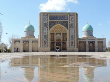 Taşkent, Özbekistan - 3 Mart 2019: Özbekistan 'ın Taşkent kentindeki Hazrati İmam Kompleksi Barakhan Madrasa.