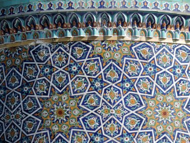        Taşkent, Özbekistan - 3 Mart 2019: Özbekistan 'ın Taşkent kentindeki yıldız, çiçek ve geometrik İslami desenlerle süslenmiş Barakhan Madrasah' ın duvarındaki jöleli fayans