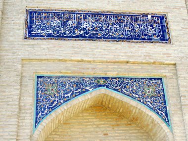       Taşkent, Özbekistan - 3 Mart 2019: Özbekistan 'ın Taşkent kentindeki yıldız, çiçek ve geometrik İslami desenlerle süslenmiş Barakhan Madrasah' ın duvarındaki jöleli fayans
