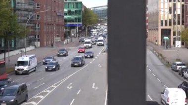 Hareket zaman atlamalı: Willy-Brandt-sokak üzerinde trafik (Almanca: Willy-Brandt-Strasse) Hamburg, Almanya'da 