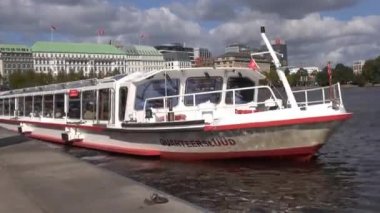 Hareket zaman atlamalı: Alster Gölü, Hamburg, Almanya. İç Alster Gölü (Almanca: Binnenalster'de ofis binası) iki yapay göl nehir Alster (diğer Auenalster varlık tarafından kurulan Hamburg, Almanya, şehir sınırları içinde biridir.). 