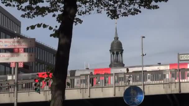 Bewegungszeitraffer: einfahrender Zug am U-Bahnhof Roedingsmarkt, Hamburg. im hintergrund die hauptkirche sankt michaelis, umgangssprachlich michel genannt