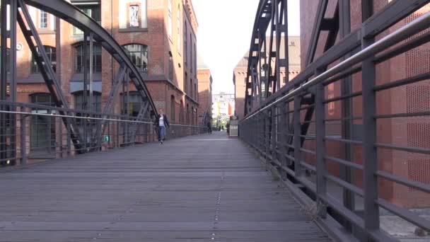 Zeitraffer Fußgängerbrücke Der Speicherstadt Stadtteil Hafencity Hamburg — Stockvideo