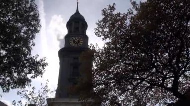 Gerçek zamanlı: St Michael's Kilisesi, Hamburg, Almanya (Almanca: Hauptkirche Sankt Michaelis, halk dilinde Michel adlı) şehrin en ünlü kilise