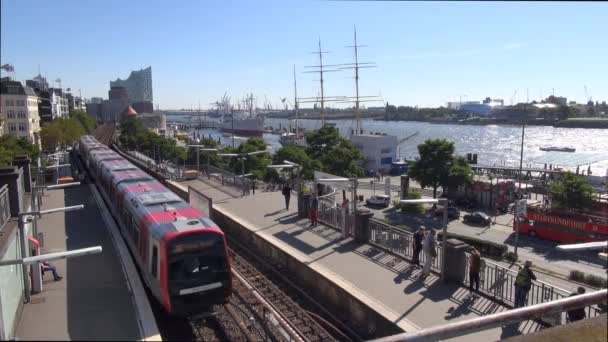 Echtzeit Bahn Station Landungsbrücken Hamburg Hintergrund Der Hamburger Hafen — Stockvideo