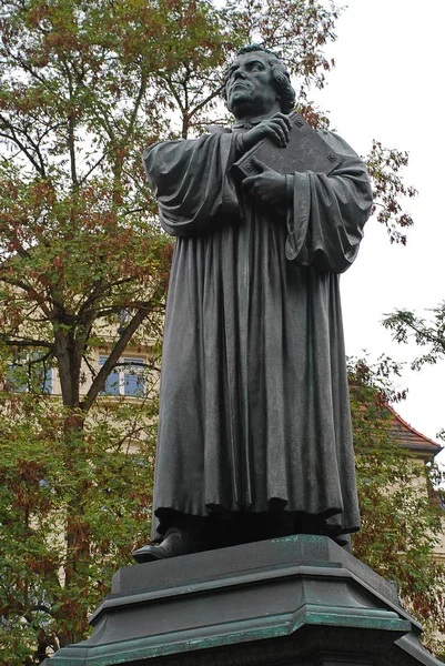 德国艾森纳赫的路德纪念碑 献给改革者马丁 他是德国神学教授 作曲家 也是新教改革中的一位重要人物 — 图库照片