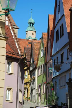 Rothenburg ob der Tauber, Almanya: renkli evler ve saat kulesi Roederbogen Arch ile küçük sokak