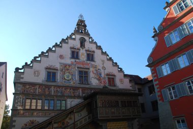 Lindau, Bodensee, Almanya Eski Belediye Binası önünde. Eski Belediye Binası Lindau içinde 1436 inşa edilmiştir. Şehrin tarihi muhteşem boyalı Kuzey ve Güney cephe depictures