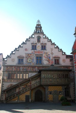 Lindau, Bodensee, Almanya Eski Belediye Binası önünde. Eski Belediye Binası Lindau içinde 1436 inşa edilmiştir. Şehrin tarihi muhteşem boyalı Kuzey ve Güney cephe depictures
