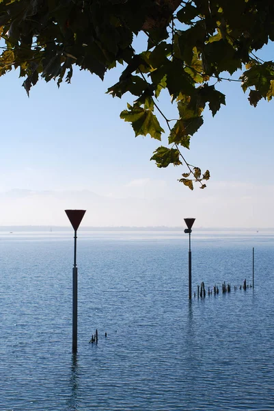 ボーデン湖 ドイツのリンダウ海岸リンダウ オスカー Groll 内の位置 遠くにオーストリアとスイス連邦共和国の山の中 — ストック写真