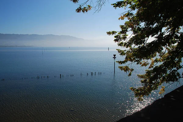 林道海岸 博登西 Lindau Gerberschanze 的位置 在距离奥地利和瑞士的山 — 图库照片