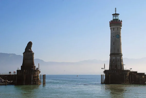 港のリンダウ ボーデン湖の入口 ドイツ語 ボーデン湖 新しい灯台とバイエルンのライオン リンダウ灯台はドイツではボーデン湖のリンダウ 最南端の灯台 — ストック写真
