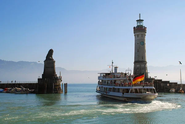 Liman giriş Lindau, Konstanz Gölü (Almanca: Bodensee) yeni deniz feneri ve Bavyera aslanı ile. Lindau deniz feneri Almanya'da Konstanz Gölü üzerinde Lindau Güney deniz feneri olduğunu