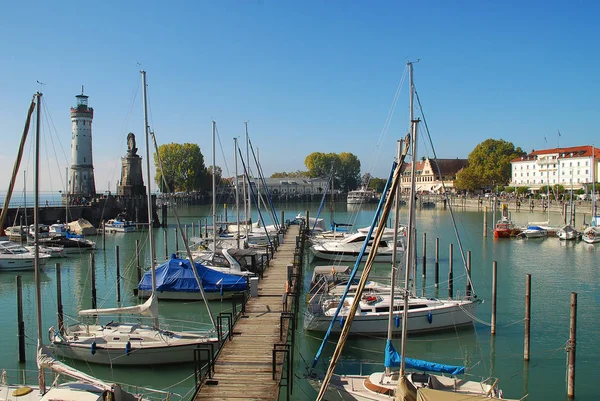 Liman giriş Lindau, Konstanz Gölü (Almanca: Bodensee) yeni deniz feneri ve Bavyera aslanı ile. Lindau deniz feneri Almanya'da Konstanz Gölü üzerinde Lindau Güney deniz feneri olduğunu