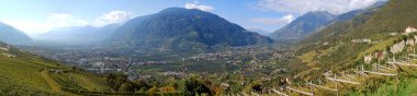 Panorama görünüm vadiler ve İtalyan Alpleri, yakındaki Meran, South Tyrol, İtalya dağlarda. Sol Meran üzerinde sağ Algund üzerinde