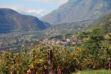 Panorama görünüm vadiler ve İtalyan Alpleri, yakındaki Meran, South Tyrol, İtalya dağlarda. Holy Trinity Kilisesi ile içinde Vellau orta