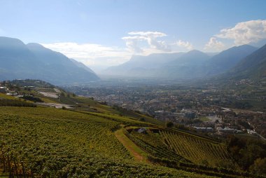 Panorama görünüm vadiler ve İtalyan Alpleri, yakındaki Meran, South Tyrol, İtalya dağlarda. Orta Meran