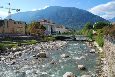 Merano Meran, bir kasaba tarafından passer nehrini Güney Tirol İtalya görünümünü