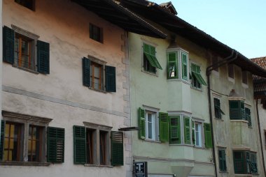 Tipik Kaltern Güney Tirol şarap rota, South Tyrol, İtalya, binada. Kaltern bir der Weinstrasse (İtalyanca: Caldaro sulla Strada del Vino), genellikle Kaltern ya da Caldaro, Kuzey İtalya'daki South Tyrol iline