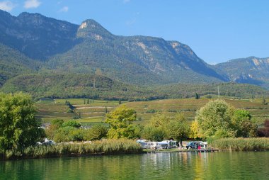 Lake Kaltern (İtalyanca: Lago di Caldaro; Almanca: Kalterer bakınız) bir göldür South Tyrol, İtalya için Kaltern belediyesinde