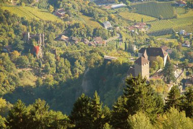 Tirolo, South Tyrol, İtalya Tyrol Kalesi ve Brunnenburg Kalesi havadan görünümü. Tyrol kale Güney Tirol Müzesi kültür ve il geçmiş ev sahipliği