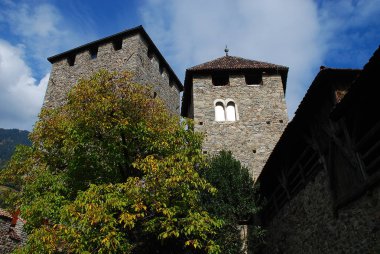 (Kule) tut Tirolo, South Tyrol, İtalya Tyrol Kalesi'nin. Tyrol kale Güney Tirol Müzesi kültür ve il geçmiş ev sahipliği