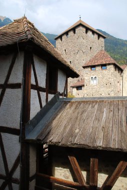 Tyrol Castle, South Tyrol, İtalya müstahkem duvar parçası. Kaleyi tut arka planda