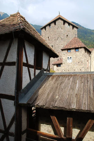 Tyrol Castle, South Tyrol, İtalya müstahkem duvar parçası. Kaleyi tut arka planda