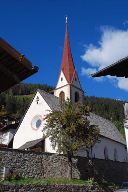 Parish Kilisesi St. Nicholas (ital. San Nicolo), Ultental Vadisi, South Tyrol, İtalya