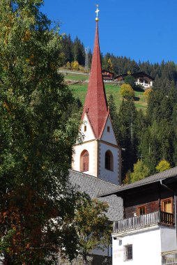 Parish Kilisesi St. Nicholas (ital. San Nicolo), Ultental Vadisi, South Tyrol, İtalya