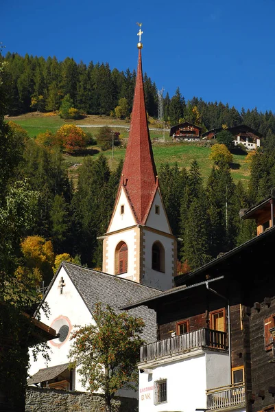 Parish Kilisesi St. Nicholas (ital. San Nicolo), Ultental Vadisi, South Tyrol, İtalya