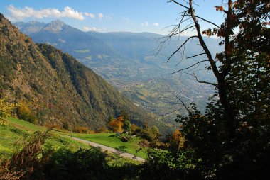 Panorama görünüm vadiler ve dağlar (Sarntal Alps) İtalyan Alpleri'nde (yakın Meran, South Tyrol, İtalya)