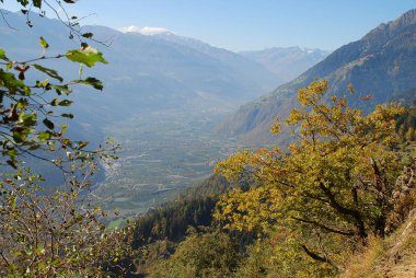 Panorama görünüm vadiler ve dağlar (Texel grubu) İtalyan Alpleri'nde ayakta Hans-Frieden-Felsenweg (Meran, South Tyrol, İtalya)
