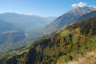 Panorama görünüm vadiler ve dağlar (Texel grubu) İtalyan Alpleri'nde ayakta Hans-Frieden-Felsenweg (Meran, South Tyrol, İtalya)