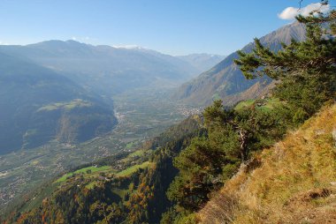 Panorama görünüm vadiler ve dağlar (Texel grubu) İtalyan Alpleri'nde ayakta Hans-Frieden-Felsenweg (Meran, South Tyrol, İtalya)