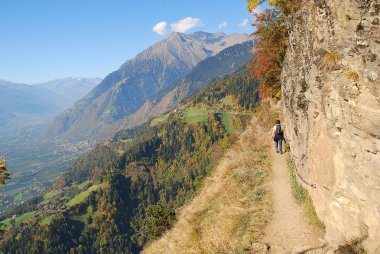 Panorama görünüm vadiler ve dağlar (Texel grubu) İtalyan Alpleri'nde ayakta Hans-Frieden-Felsenweg (Meran, South Tyrol, İtalya)