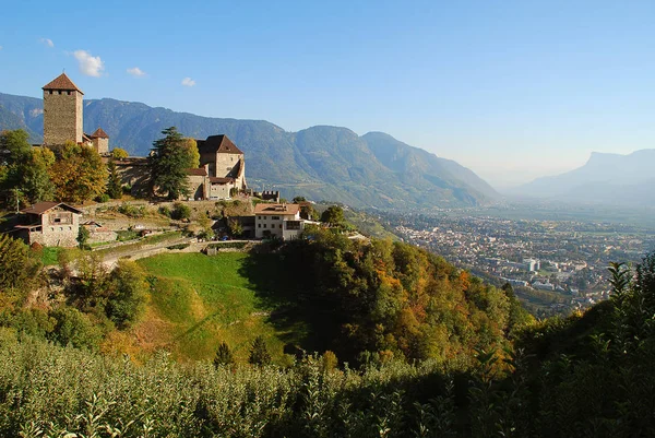 Tirolo, South Tyrol, İtalya ve vally meran ile bir görünümde Tyrol Castle. Tyrol kale Güney Tirol Müzesi kültür ve il geçmiş ev sahipliği