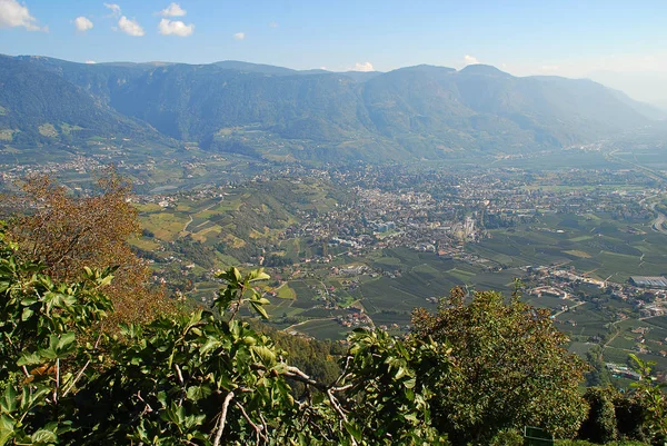 Merano Adige vadiden Bolzano, South Tyrol, İtalya için bir görünüm