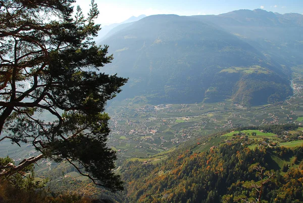 Panorama görünüm vadiler ve İtalyan Alp dağlarında Hans-Frieden-Felsenweg (Meran, South Tyrol, İtalya) ayakta. Vadide köyü Algund